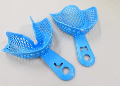 治療用の仮入れ歯の製作